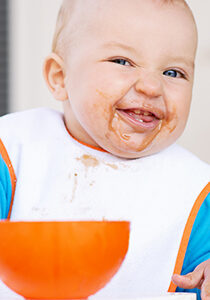 Jongetje zelf eten en smeren